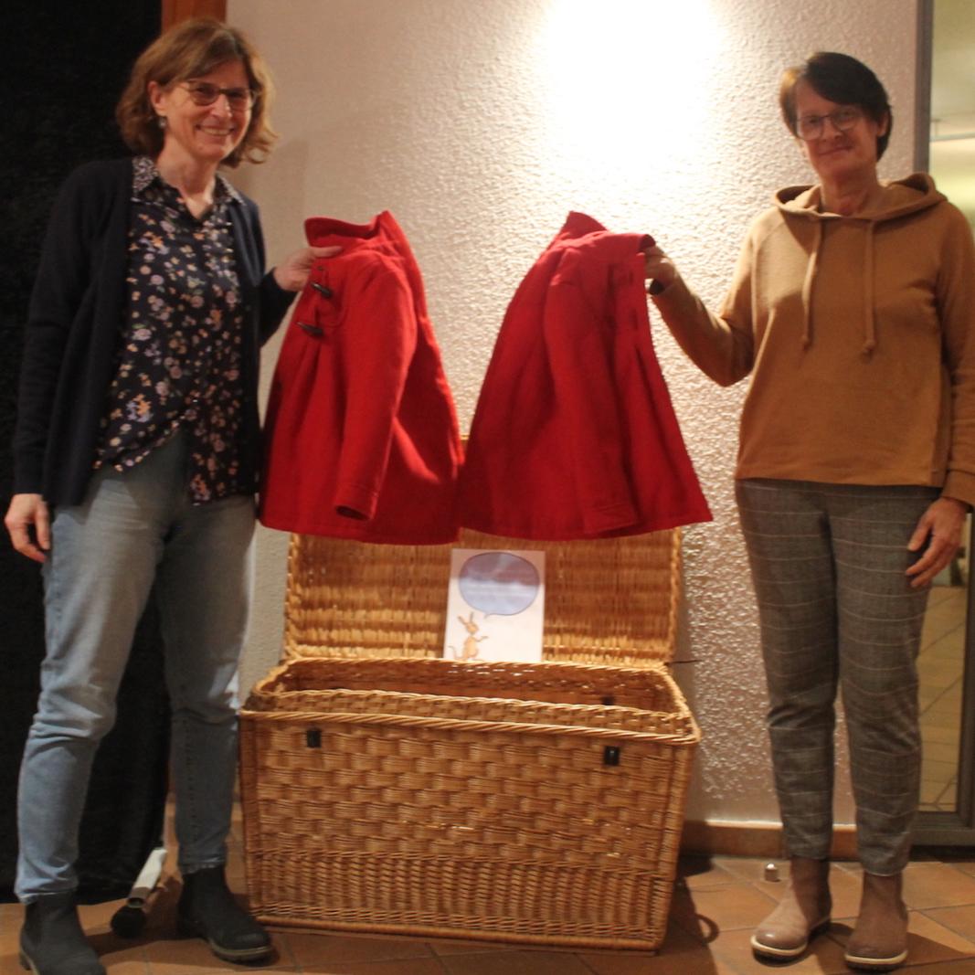 Monika Eisleb (l.) und Kerstin Jagodic mit der Kinder-jacke, die sich teilen lässt.