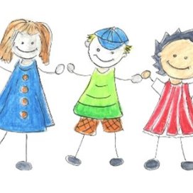 Drei Kinder nebeneinander mit unterschiedlichen Kleidungsstücken und Haaren.