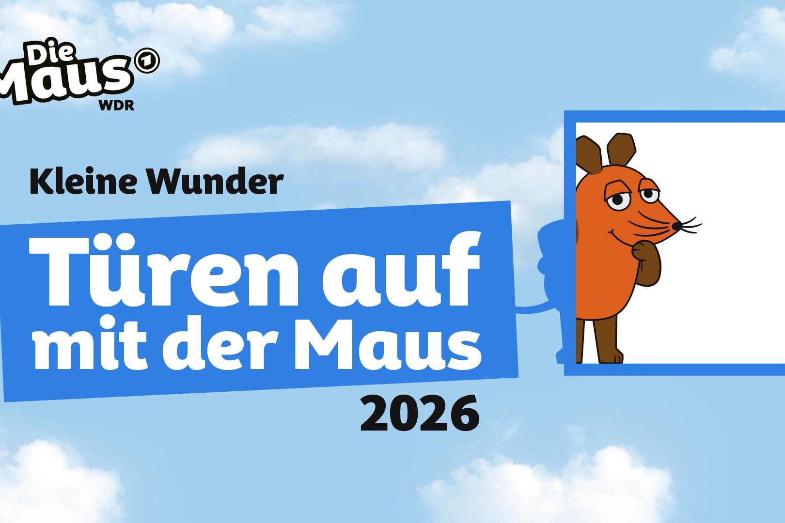 Die orangefarbene Maus blickt aus einem blauen Türrahmen vor einem Himmel mit Wolken, daneben steht in weißer Schrift auf blauem Hintergrund 'Türen auf mit der Maus 2026'