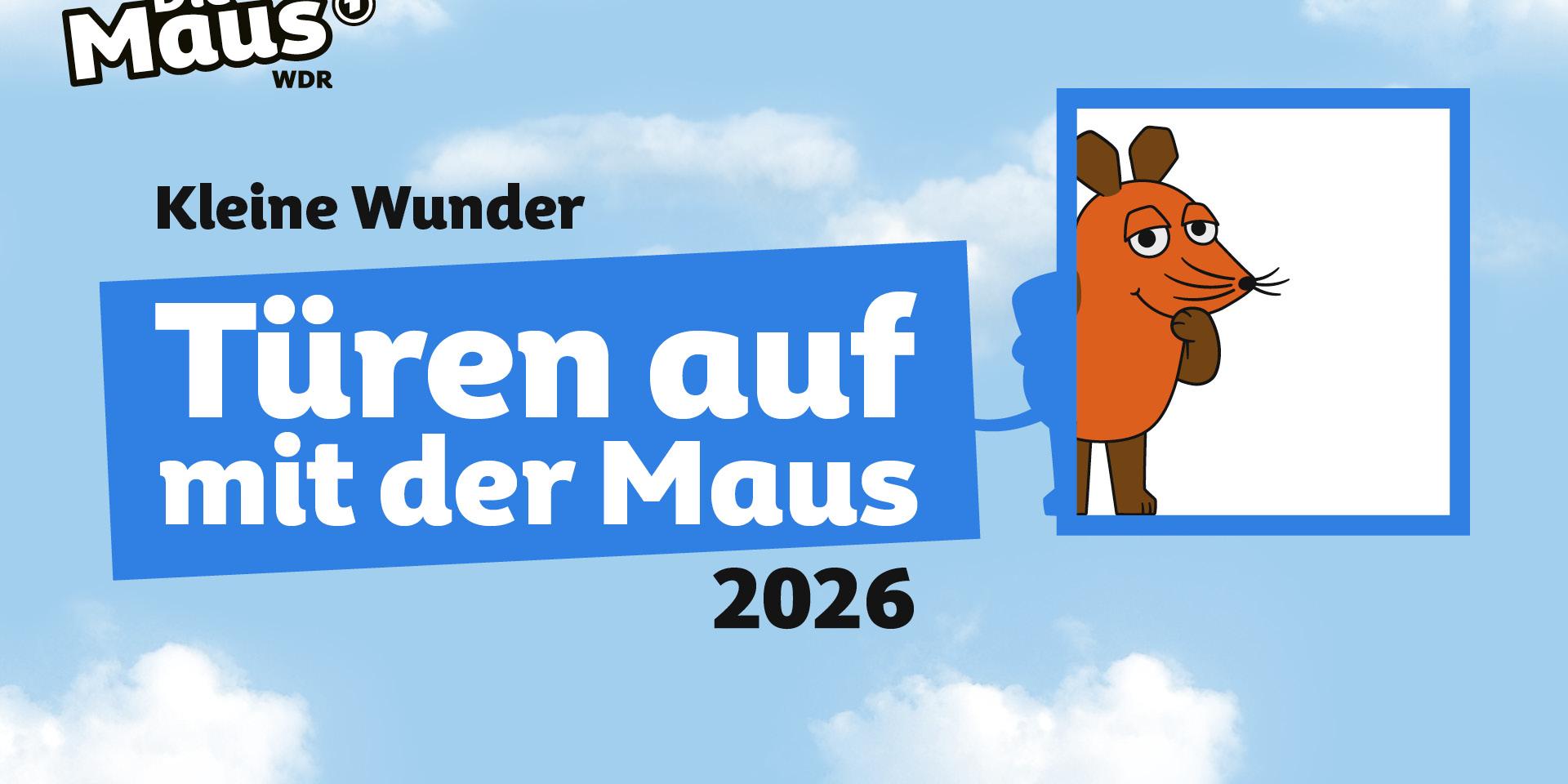Die orangefarbene Maus blickt aus einem blauen Türrahmen vor einem Himmel mit Wolken, daneben steht in weißer Schrift auf blauem Hintergrund 'Türen auf mit der Maus 2026'