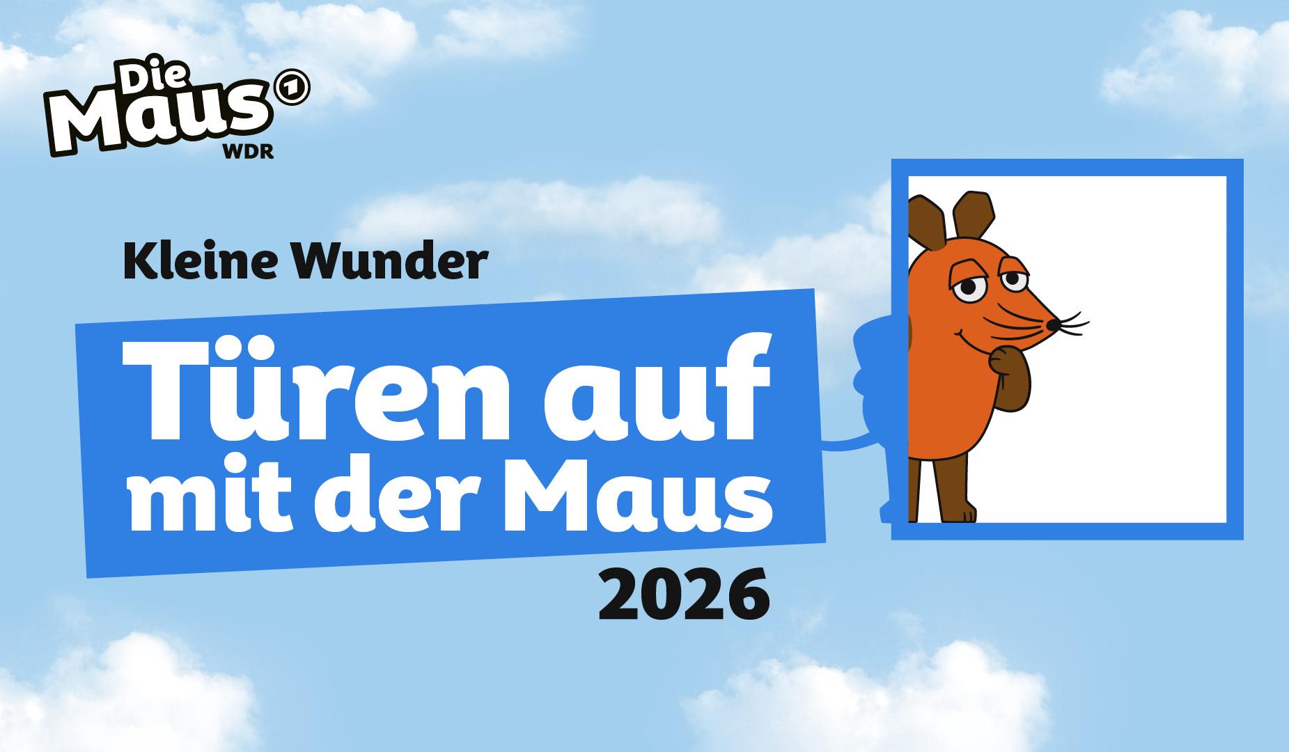 Die orangefarbene Maus blickt aus einem blauen Türrahmen vor einem Himmel mit Wolken, daneben steht in weißer Schrift auf blauem Hintergrund 'Türen auf mit der Maus 2026'
