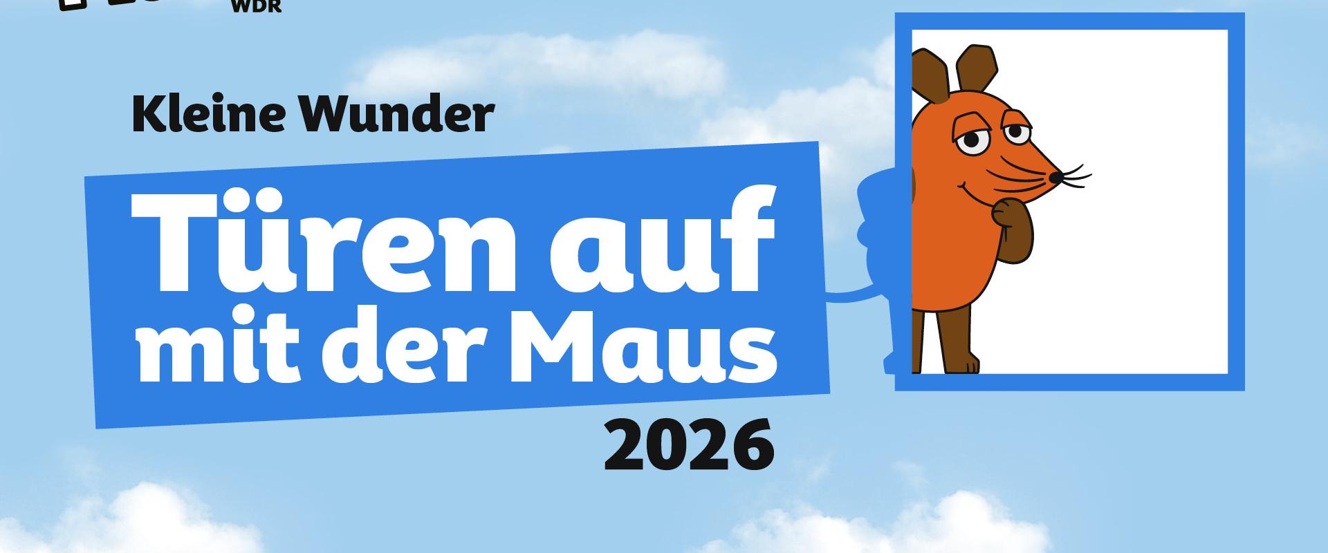 Die orangefarbene Maus blickt aus einem blauen Türrahmen vor einem Himmel mit Wolken, daneben steht in weißer Schrift auf blauem Hintergrund 'Türen auf mit der Maus 2026'