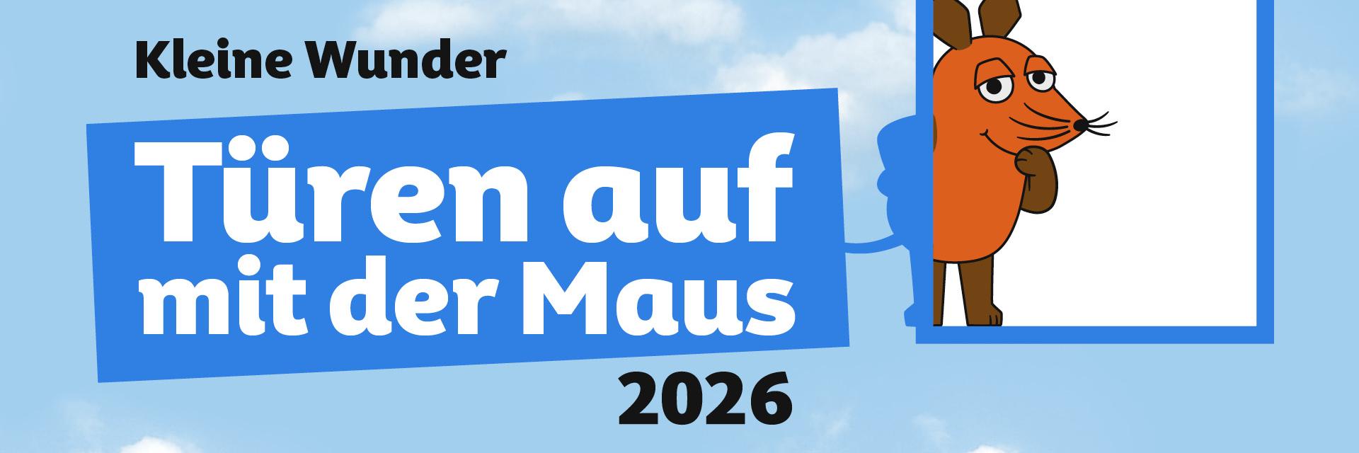 Die orangefarbene Maus blickt aus einem blauen Türrahmen vor einem Himmel mit Wolken, daneben steht in weißer Schrift auf blauem Hintergrund 'Türen auf mit der Maus 2026'